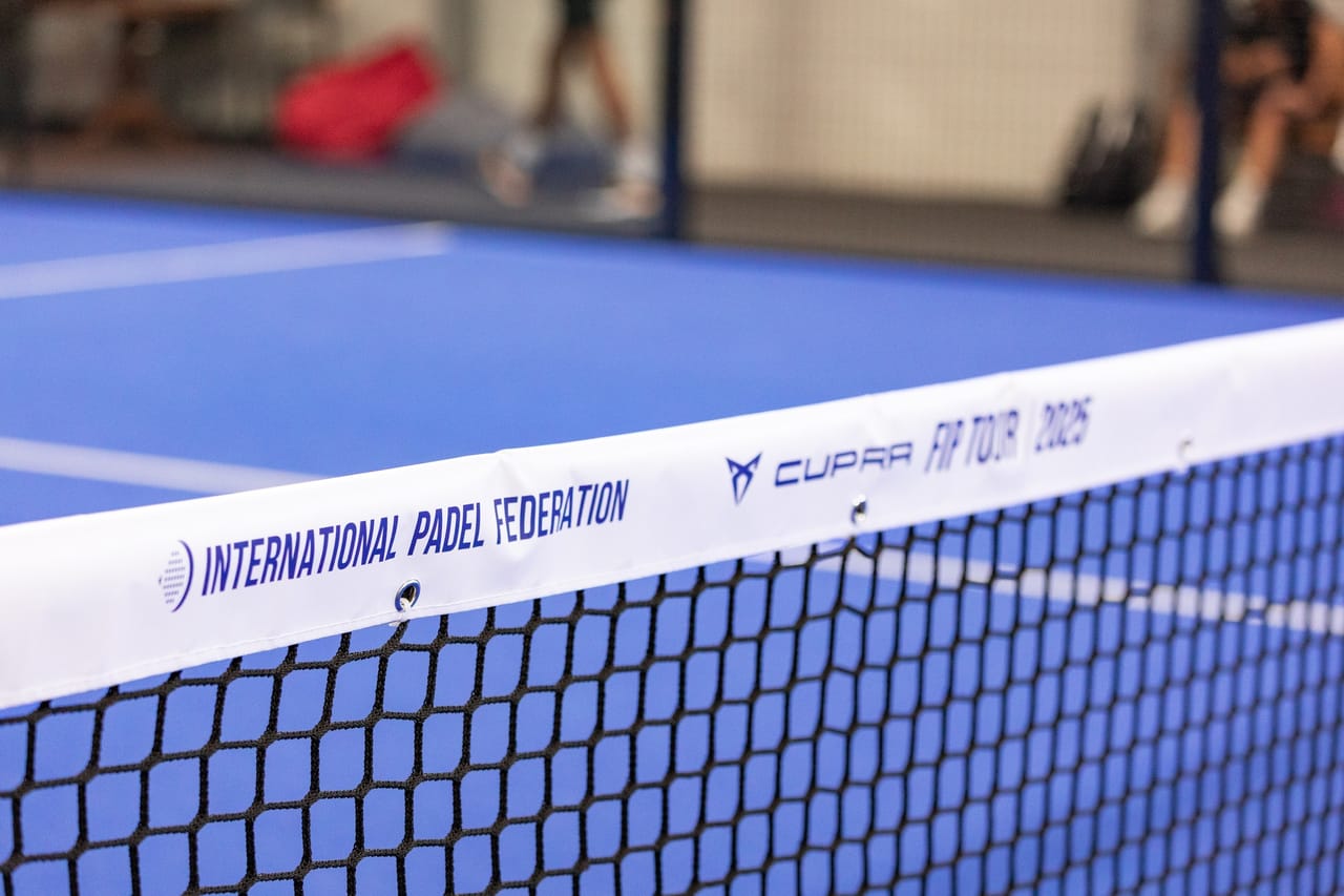 Мрежа с лента на International Padel Federation на корт в Царско село